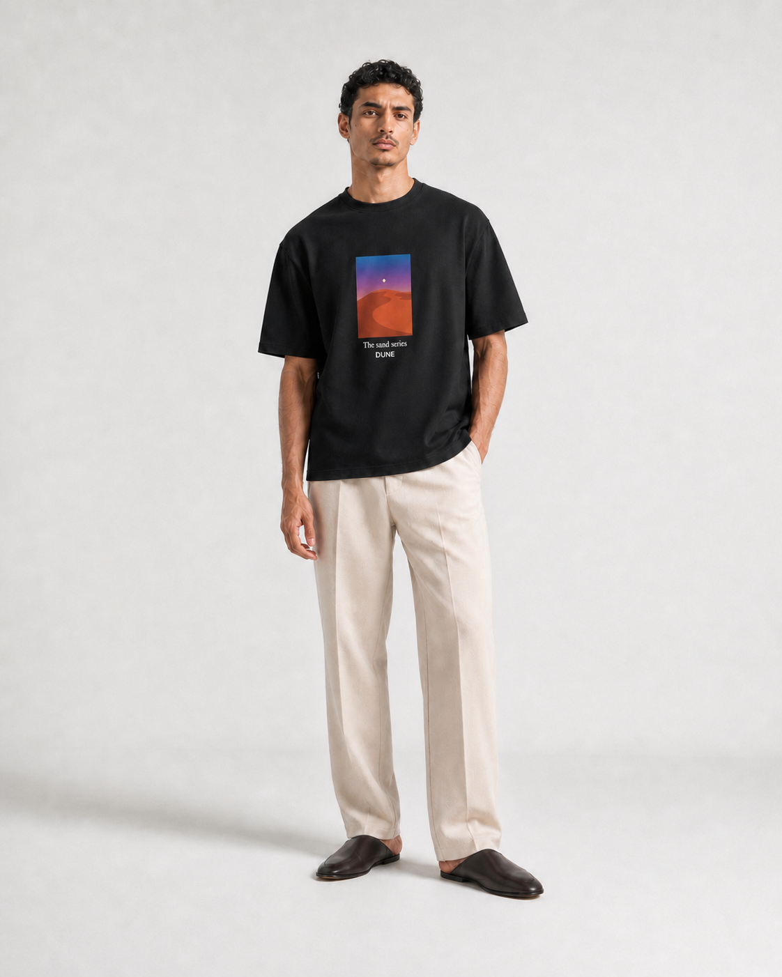 T-shirt noir Sahara Night porté par homme - Dune coton premium
