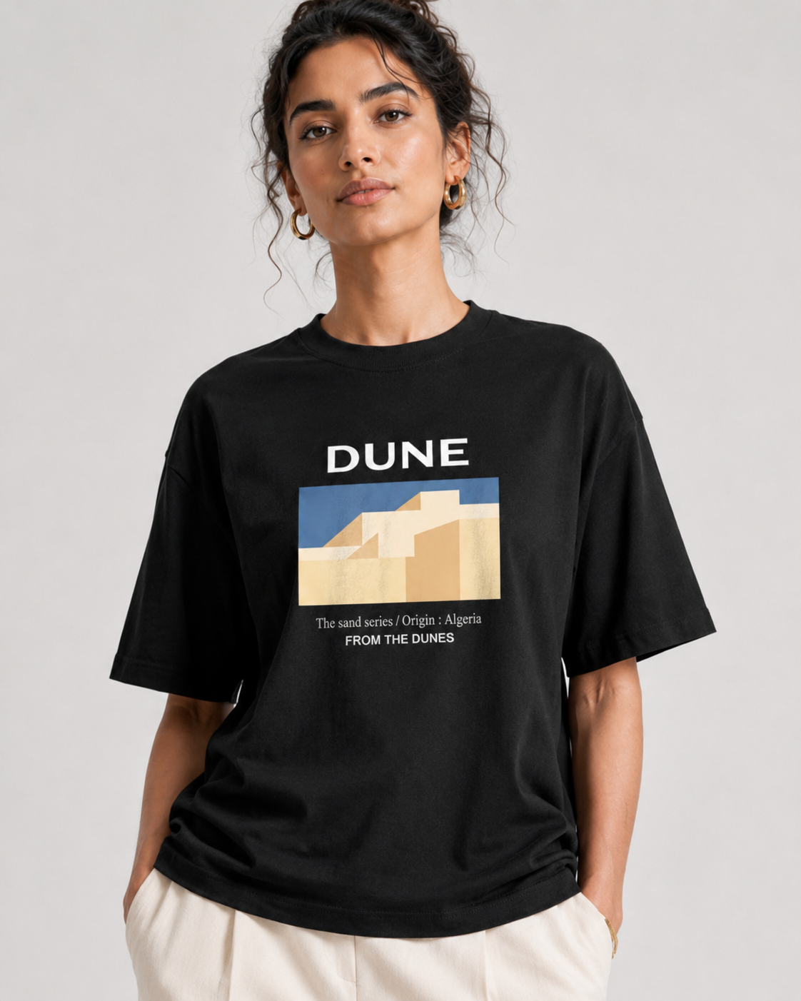 T-shirt beige Sahara Sand DUNE porté, coupe ample en coton premium 240g
